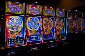 Tampilan permainan live casino dan sportsbook di aplikasi minitototo